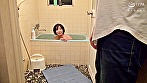 お風呂上がりの熟女を狙ってお宅訪問！タオル一枚の熟れたカラダを熱い視線で見てたら、中出しセックスまでできるのか！？ 2 サンプル画像2