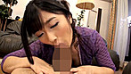 「夫には内緒なの」欲求不満でオマ○コを疼かせる浮気妻 無防備なパンチラや胸チラで誘い旦那以外のチ○ポにむしゃぶりついてきた！ サンプル画像8