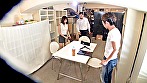 【お漏らし娘】エロエロ！AV面接 Case.05 立ってられない膝ガクブル痙攣アクメで床はびしょ濡れ！ サンプル画像1
