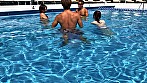 【プールナンパ×ななみちゃん編】歯科助手な日焼け娘を職場の先輩と一緒にGET！部屋飲みからのエロ撮影で大乱交にまさかの発展！？ サンプル画像2