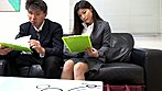 先輩（♀）との同行営業中に受けた「新社会人の意識調査」の街頭インタビューで新入社員（♂）が「異性との交際経験ゼロ、童貞」をカミングアウト！！まさかの告白に驚きを隠せない先輩はそんな不憫な後輩の成長のために一肌脱ぐのか！？勤務時間中なのに裸を見せ合う筈のない関係の二人が赤面状態で初めてのキスから胸モミ、セックスの予行演習として素股までのつもりだったが･･･ 2 サンプル画像18