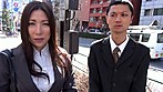 上司（♀）との同行営業中に受けた「新社会人の意識調査」の街頭インタビューで新入社員（♂）が「異性との交際経験ゼロ、童貞」をカミングアウト！！まさかの告白に驚きを隠せない上司はそんな不憫な部下の成長のために一肌脱ぐのか！？勤務時間中なのに裸を見せ合う筈のない関係の二人が赤面状態で初めてのキスから胸モミ、セックスの予行演習として素股までのつもりだったが･･･ サンプル画像1