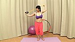 お姉さんの爆乳がたゆんたゆん！丸裸エクササイズ！！ サンプル画像2