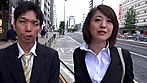 上司（♀）との同行営業中に受けた「新社会人の意識調査」の街頭インタビューで新入社員（♂）が「異性との交際経験ゼロ、童貞」をカミングアウト！！まさかの告白に驚きを隠せない上司はそんな不憫な部下の成長のために一肌脱ぐのか！？勤務時間中なのに裸を見せ合う筈のない関係の二人が赤面状態で初めてのキスから胸モミ、セックスの予行演習として素股までのつもりだったが･･･ 2 サンプル画像1