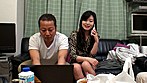 旦那からの着信は不倫セックス中！！不倫相手に促され電話に出た人妻は、必死に喘ぎ声を押し殺してはいたが、行為がエスカレートし興奮度はMAXに！絶対にバレてる！？ 2 サンプル画像1