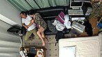 旦那からの着信は不倫セックス中！！不倫相手に促され電話に出た人妻は、必死に喘ぎ声を押し殺してはいたが、行為がエスカレートし興奮度はMAXに！絶対にバレてる！？ 2 サンプル画像2