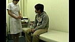 採精室で患者のチ●ポが勃起するまでの一部始終を思わずガン見してしまった看護師は･･･ サンプル画像1