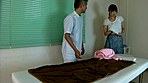 完全盗撮人妻アロマオイルマッサージ 9 サンプル画像1