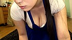 家事代行サービスでやってきた地味で大人しそうな清掃スタッフが、服の上からでも分かるほど物凄い爆乳でムラムラがとまらない！むちゃくちゃイヤらしいボインに我慢出来ず襲い掛かって生チ○ポを挿入したらドスケベ女の本性を曝け出して悦ぶので、オマ○コにビュルビュル中出ししちゃいました。 2 サンプル画像1