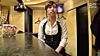 美人過ぎると噂の看板娘にアポ無し取材からのAV交渉で、→店内即ハメ！ 4 サンプル画像13