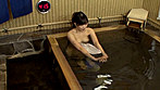 混浴風呂に一人で来ている人妻に勃起したチ○コを見せつけ欲情させて 温泉夜這い サンプル画像3