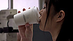 普段男を蔑んでいる高飛車女医とナースにこっそり利尿剤を飲ませたら、我慢出来ずにあり得ない場所でまさかのお漏らし！ サンプル画像21