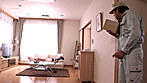 欲求不満の美熟女妻は偶然見つけた旦那のAVを見ながら思わずオナニー！その姿を見られても性欲を抑えきれずチ○ポを求めて男に襲いかかる！ サンプル画像6