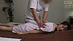 出張マッサージで際どい所を何度も刺激されイク寸前に終了させられた人妻は自ら延長を申し入れ挿入中出しを懇願する！ 8時間総集編 PART2 サンプル画像13