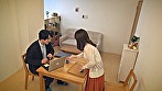 ニンゲン観察 真っ昼間から夫のお抱え税理士とお茶の間不倫SEXに溺れる淫乱若妻