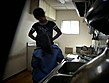 清掃中の熟女掃除婦さんを密着して口説いたらエロい事ができるのか？ サンプル画像21