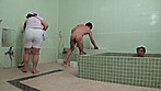 銭湯のオバサン、こっそり、しゃぶってあげようか？ サンプル画像1