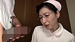 ドスケベ人妻たちのいやらしい手コキ・フェラ サンプル画像1
