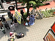 夏だよ！街頭ナマ着替えでチュッ！公衆の面前で水着に着替えてディープキスしてみませんか？ サンプル画像3