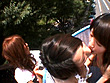 夏だよ！街頭ナマ着替えでチュッ！公衆の面前で水着に着替えてディープキスしてみませんか？ サンプル画像8