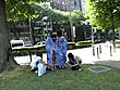 夏だよ！街頭ナマ着替えでチュッ！公衆の面前で水着に着替えてディープキスしてみませんか？ サンプル画像15