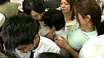 あえて混雑した場所にむっちりしたカラダをねじ込み密着させてくる性欲の強い巨乳女 サンプル画像15