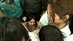 あえて混雑した場所にむっちりしたカラダをねじ込み密着させてくる性欲の強い巨乳女 サンプル画像19