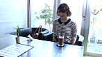 撮影場所は渋谷の某カフェ！ナンパした現役女子大生を店内で全裸にさせたらSEXまでできるか！？ サンプル画像2