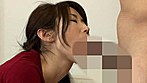 家族にバレたら･･･でも、止められない。隣に住む他人夫とのベランダ不倫にハマる人妻 サンプル画像10