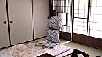「俺だよ、俺･･･」障子から突き出るチ○ポが他人棒と気づかず酔った妻が生フェラ･･･さらに壁越し挿入 サンプル画像2