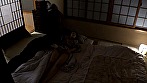 「俺だよ、俺･･･」障子から突き出るチ○ポが他人棒と気づかず酔った妻が生フェラ･･･さらに壁越し挿入 サンプル画像20