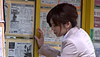 物件先で若い学生客に揉みくちゃにされ拒んでいたのに押し倒して騎乗位をするほど発情しまくる不動産の巨乳女 サンプル画像1