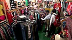 洋服店でキスもしたことない彼女にバレないようにずっぽり彼氏の童貞を奪うギャル店員 サンプル画像19