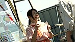 接客中に顔を紅潮させながら感じまくるバイト娘 バイト娘＆パート妻 合体SP～ケータリングカー、ハワイアンレストラン、スーパー、お好み焼き屋～ サンプル画像1