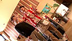 接客中に顔を紅潮させながら感じまくるバイト娘 バイト娘＆パート妻 合体SP～ケータリングカー、ハワイアンレストラン、スーパー、お好み焼き屋～ サンプル画像16