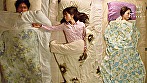 川の字で寝ていた姉が我慢できずに漏らす喘ぎ声を聞いて発情しだす妹 10 敏感な人妻姉妹と連続セックス サンプル画像2