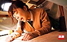 奥さんが居ても･･･コタツの中で指を絡ませるねっとり手コキでドクドク射精に追い込む少女 サンプル画像12