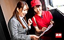 自宅に呼んだ働くうぶ娘（ピザ屋／古本買取り／家事代行）に下品なSEXを見せつけて巻き込み混合3Pを楽しむ変態カップル - Image 1