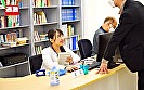 図書館で声も出せず糸引くほど愛液が溢れ出す敏感娘 夫の近くでリモバイ羞恥させられた巨乳司書