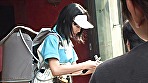 【AIリマスター】接客中に顔を紅潮させながら感じまくるバイト娘 5 中出しSP ～ハンバーガー屋、レンタルビデオ店、和食小料理店、ビール売り子～ - Image 12