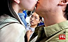 シーン9：混雑バスで動けず長時間べろキスされ蕩け顔を見られた人妻は若いチポを握りだす