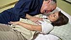 家事代行で呼ばれた美しすぎる五十路ヘルパーが性欲旺盛な中高年にむしろ発情しちゃってガチ生中出し！！ サンプル画像2