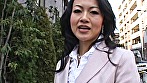 五十路四十路 人妻生保レディの訪悶販売 童貞狩り 一人暮らしの学生顧客から相談したいと呼び出され･･･ 人妻販売員たち5人に本当にあったガチのつまみ食い！ サンプル画像20