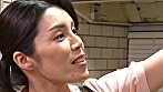 お金の為だと割り切って家事代行ヘルパーは素股してくれるのか！？仕事だからと言いつつも欲求不満マ●コに勢い余って生挿入で本気イキ！！ サンプル画像1