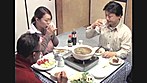夫のすぐそばで･･･他人とファックする妻たち総集編 サンプル画像12
