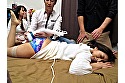 街で見つけた、まるで友達のように仲の良い母娘にHなインタビューをお願いして「パパには絶対言えない」禁断の親子丼セックスをさせる！！ 2 サンプル画像18
