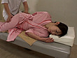 盗撮 欲求不満の人妻がエステで気持ち良過ぎて失禁するほどアクメすると我慢出来ずにチンポを握ってくる！？ サンプル画像21