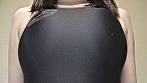 河北笑茉 濡れてテカってピッタリ密着 神競泳水着 可愛い女子の競泳水着姿をじっとりと堪能！着替え●撮から始まり貧乳から巨乳にパイパン、ハミ毛、ジョリワキ等のフェチ接写やローションソーププレイや競泳水着ぶっかけ等を完全着衣で楽しむAV 画像1