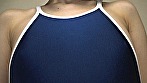 雨宮あや花 濡れてテカってピッタリ密着 神スク水 可愛い女子のスクール水着姿をじっとりと堪能！着替え●撮から始まり貧乳から巨乳にパイパン、ハミ毛、ジョリワキ等のフェチ接写やローションソーププレイやスク水ぶっかけ等を完全着衣で楽しむAV 画像1