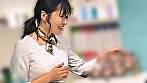 シーン7：一流百貨店本館1階化粧品売り場勤務 2名 美容部員T／美容部員K